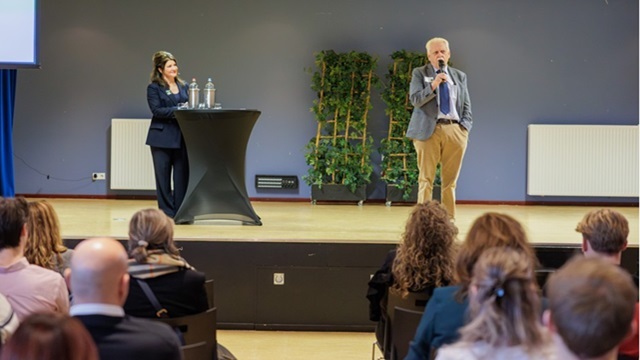 Wethouder Henk Wessel gaf het startsein van de workshop Zakelijk Flirten, de foto is gemaakt door Erwin Winkelman Fotografie