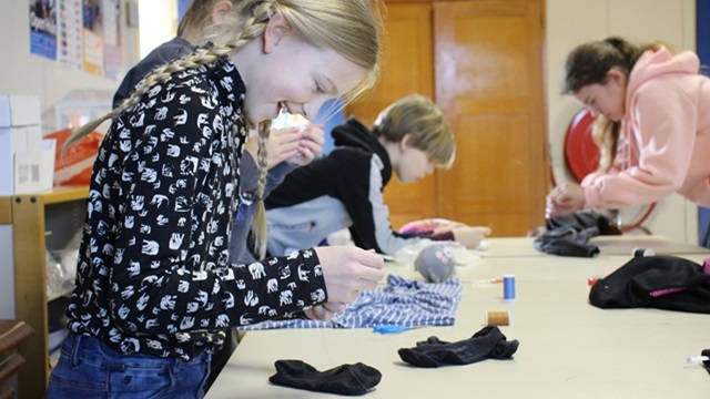 Basisschoolleerlingen gaan de strijd aan met gebruikt en kapot textiel, door zoveel mogelijke gebruikt en kapot textiel te hergebruiken, repareren of in te zamelen voor recycling