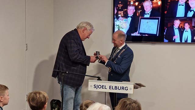 Burgemeester Jan Ntathan Rozendaal overhandigd Tom Bergstra de Erepenning.