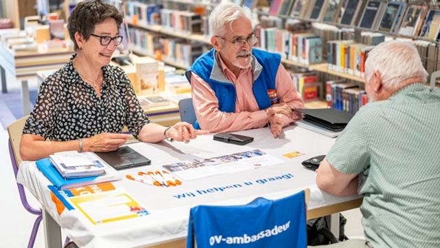 OV-inloopspreekuur, medewerkers van Ervaar het OV beantwoorden hulpvragen aan inwoner