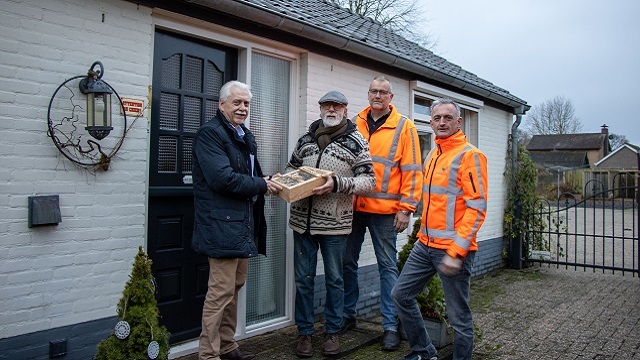 Wethouder Henk Wessel overhandigd kleinigheidje aan omwonende voor de overlast