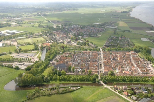 Luchtfoto van de binnenstad van Elburg. Kenmerkend is het vierkante patroon van de binnenstad. Luchtfoto Vesting Elburg